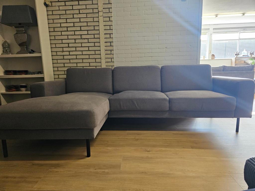 Grijze hoekbank met ruime zitting, 125 cm of meer, 125 cm of meer, Zo goed als nieuw, Info@homefriesland.nl