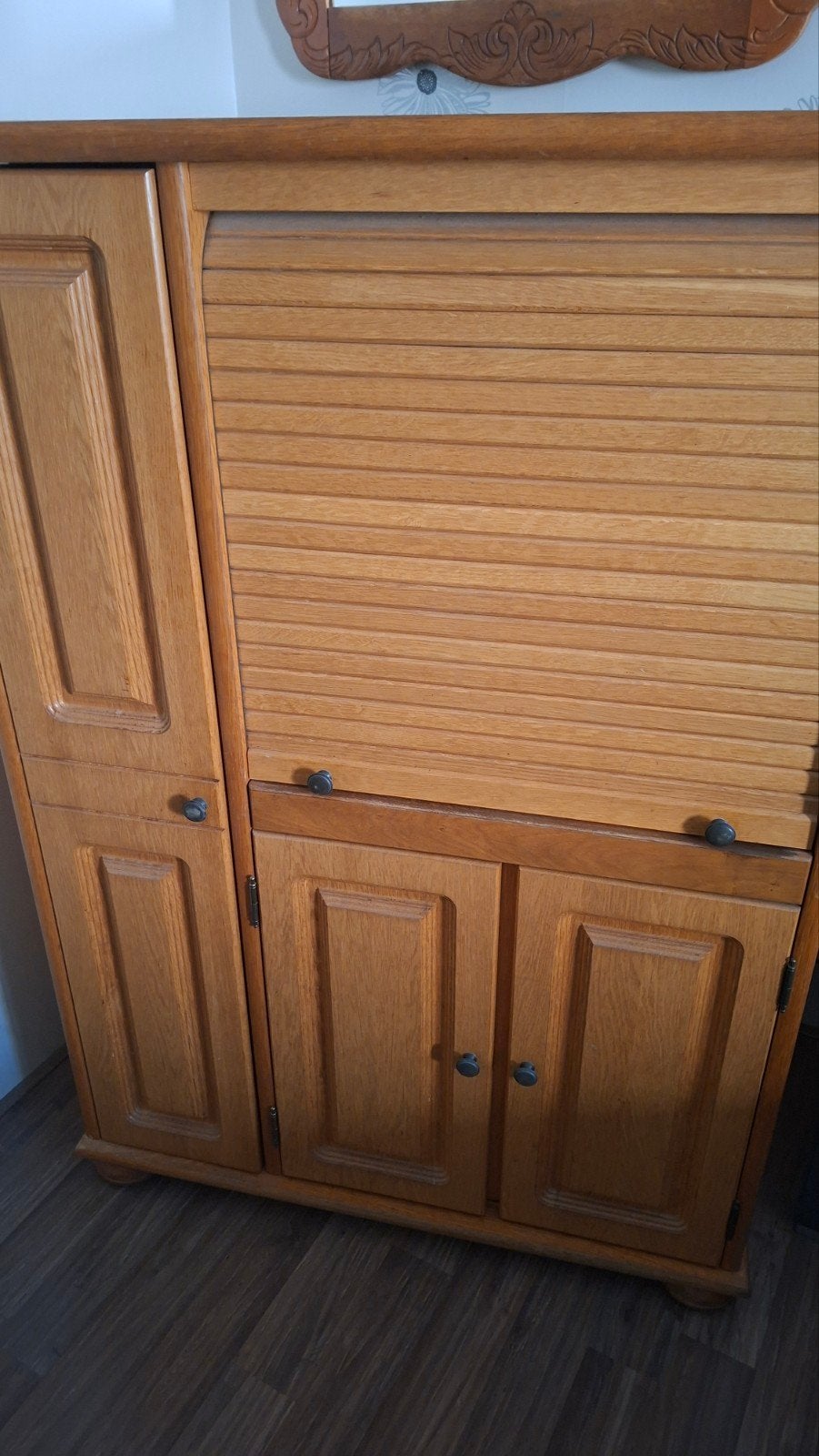 Houten kast met roldeur en opbergruimte, Ophalen