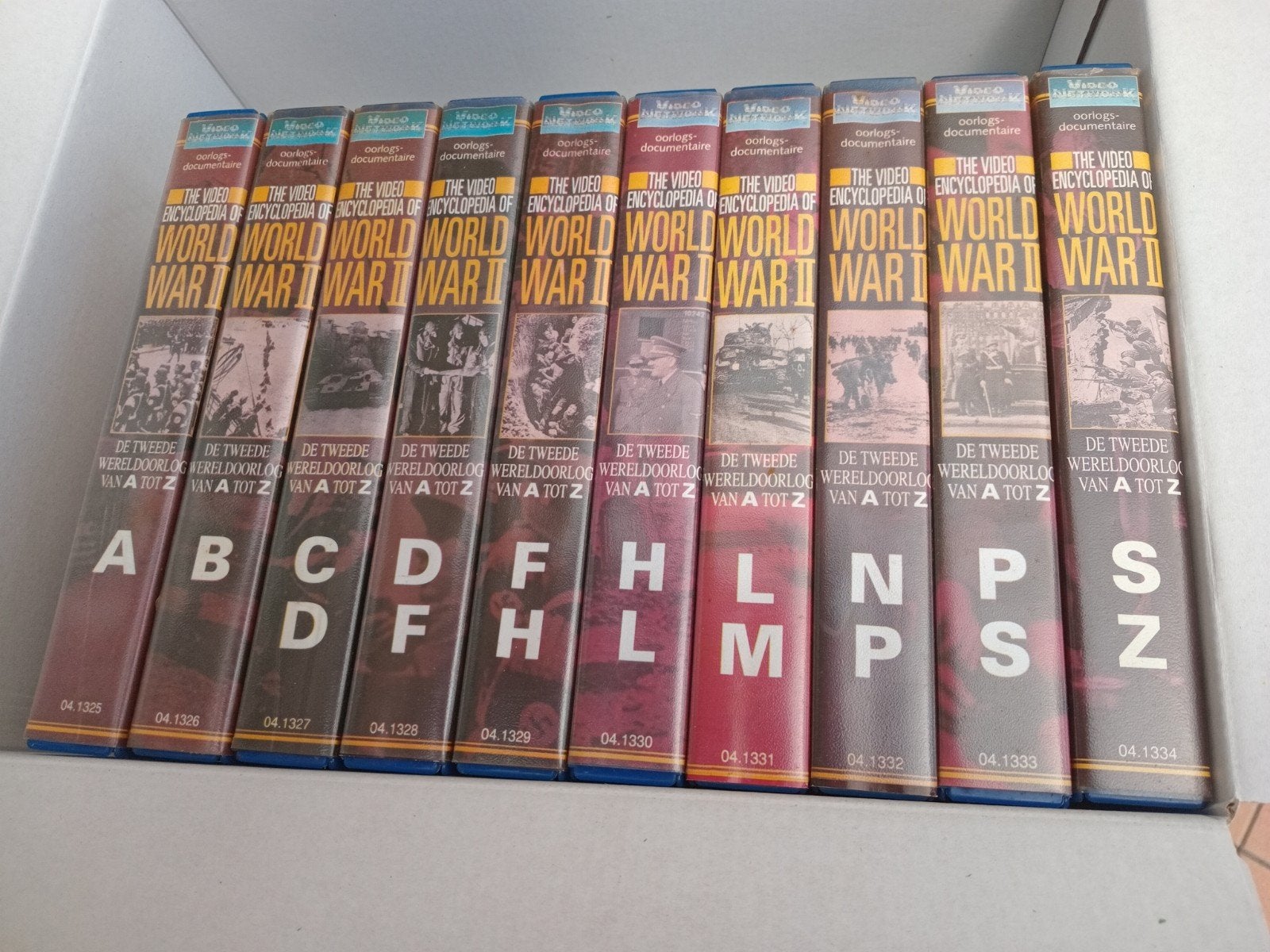 VHS De Video Encyclopedie van de Tweede Wereldoorl, Cd's en Dvd's, VHS | Film, Gebruikt, Documentaire, Alle leeftijden, Nederlands