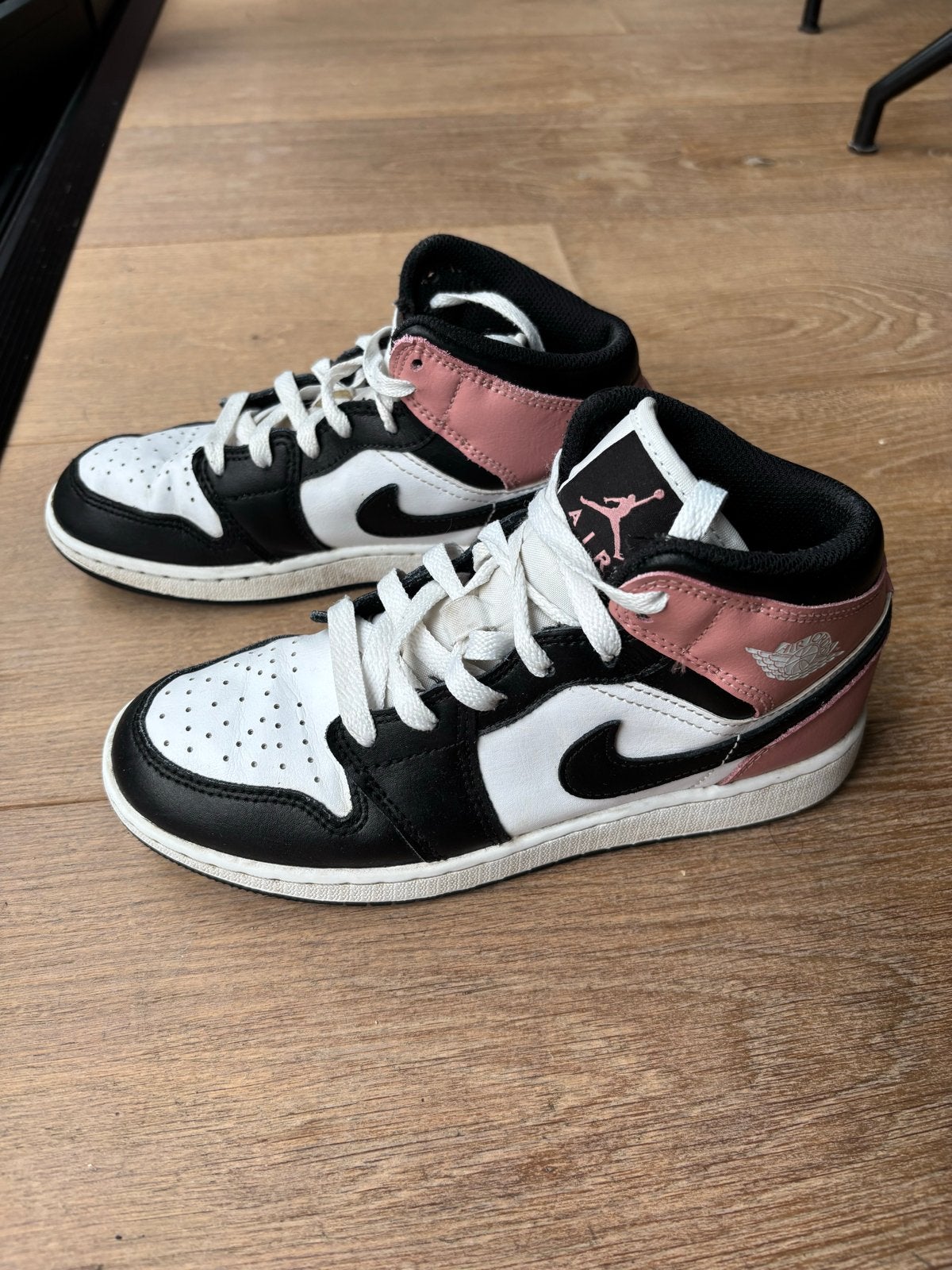 Jordan 1 Mid sneakers zwart/wit/roze - Maat 36,5, Ophalen, Gedragen, Zwart, Sneakers of Gympen