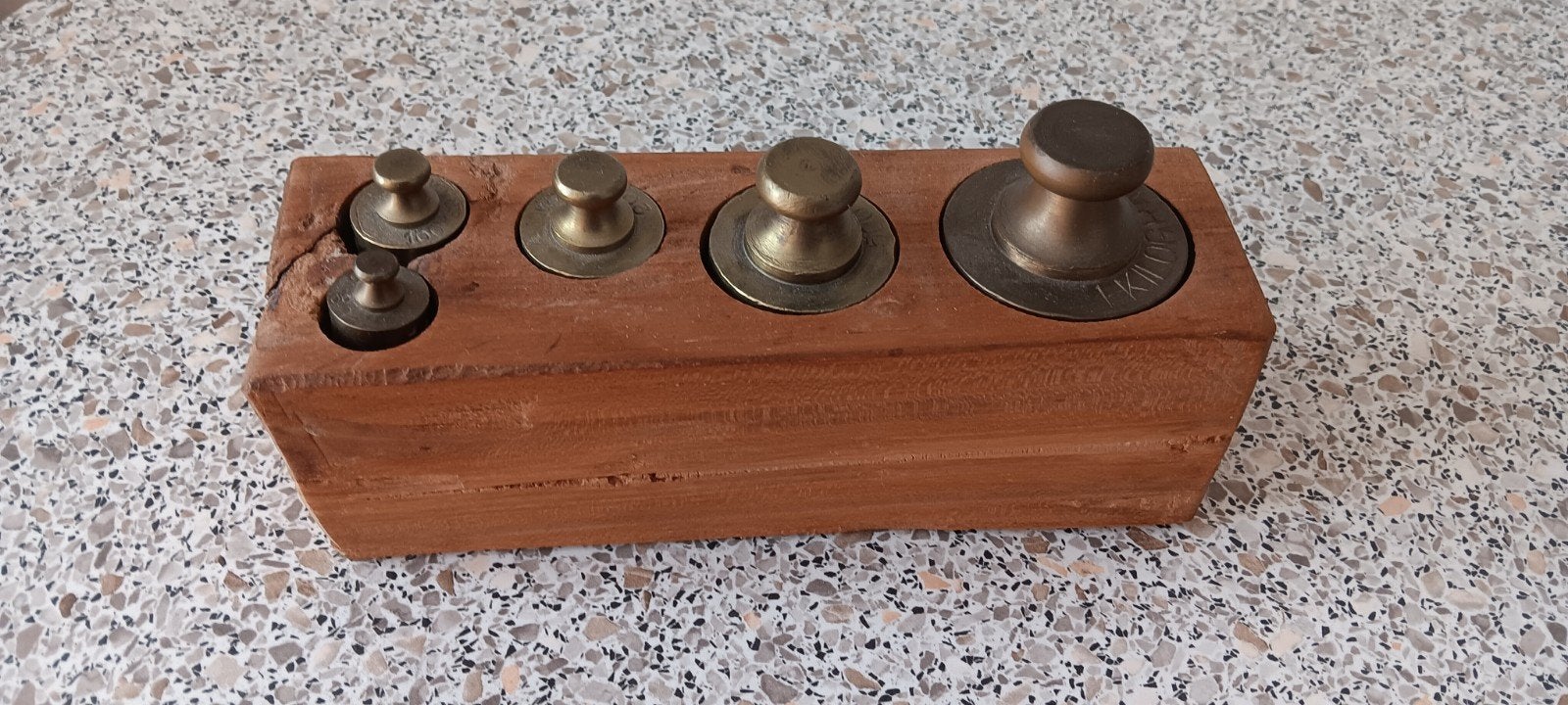 Antieke messing gewichten set in houten houder, Ophalen