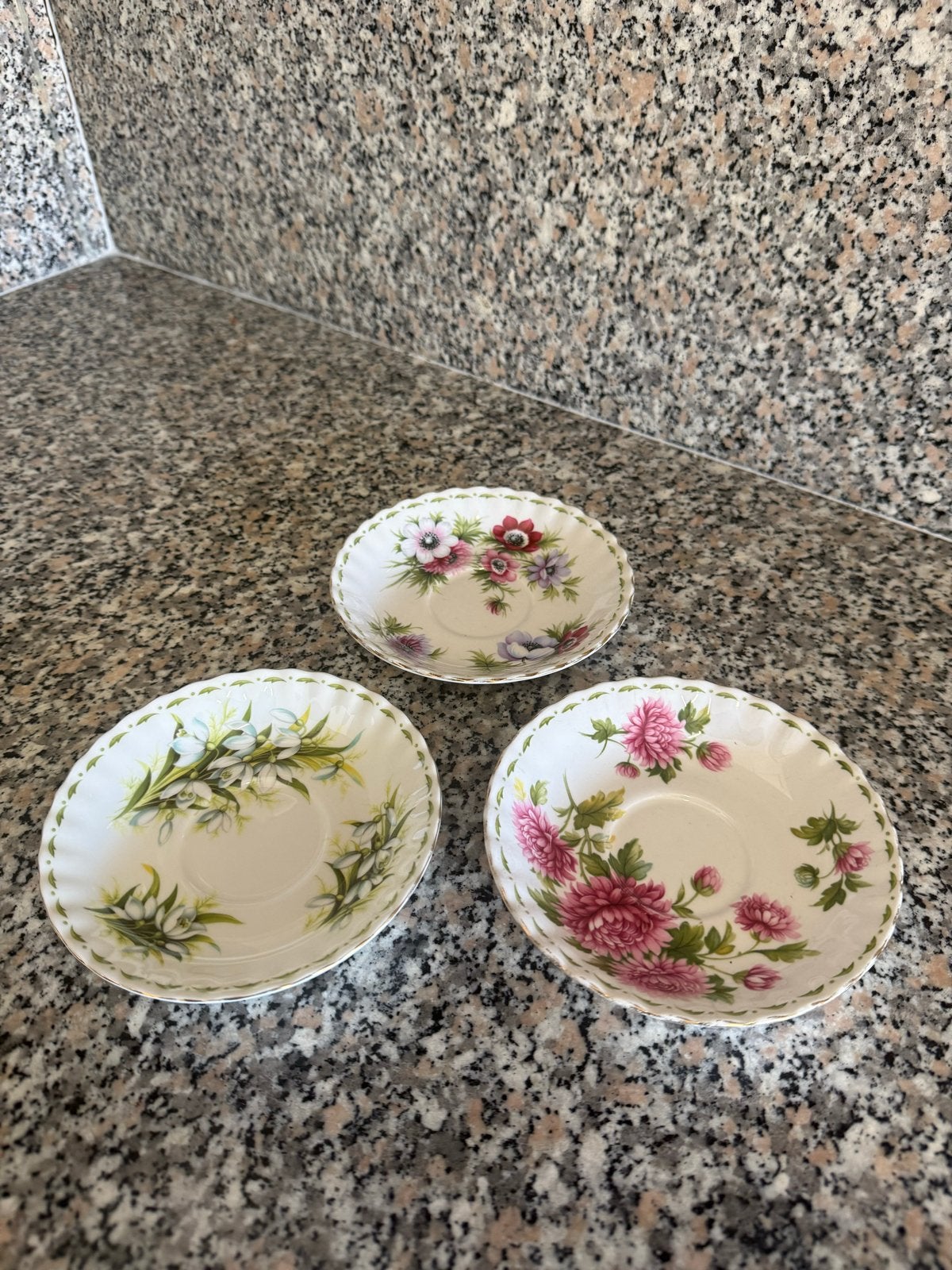 Set van 3 Royal Albert schoteltjes - diverse bloemen, Antiek en Kunst, Antiek | Servies los, Ophalen of Verzenden