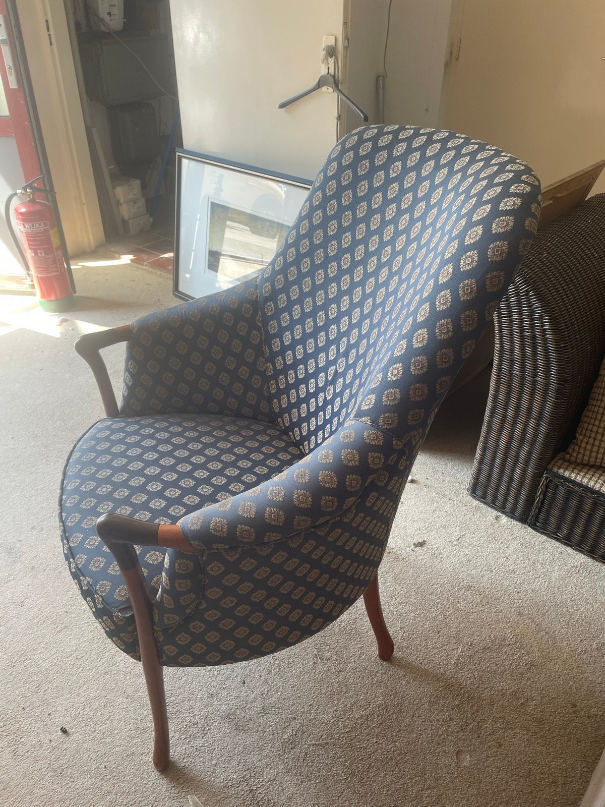 Set van 2 Vintage fauteuil met blauw-goud patroon, Huis en Inrichting, Stoelen, Ophalen, Gebruikt, Blauw, Eén