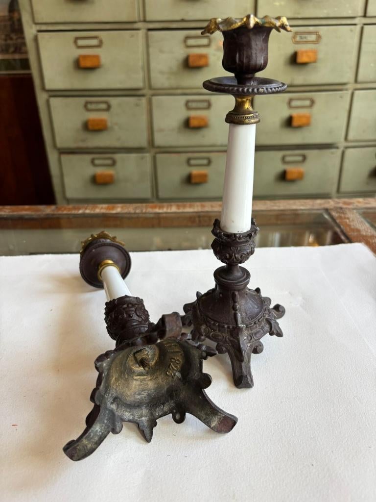 Paar Antieke Franse Kandelaars met Opaalglas – ca. 1875–1900, Antiek en Kunst, Ophalen of Verzenden, Koper of Brons