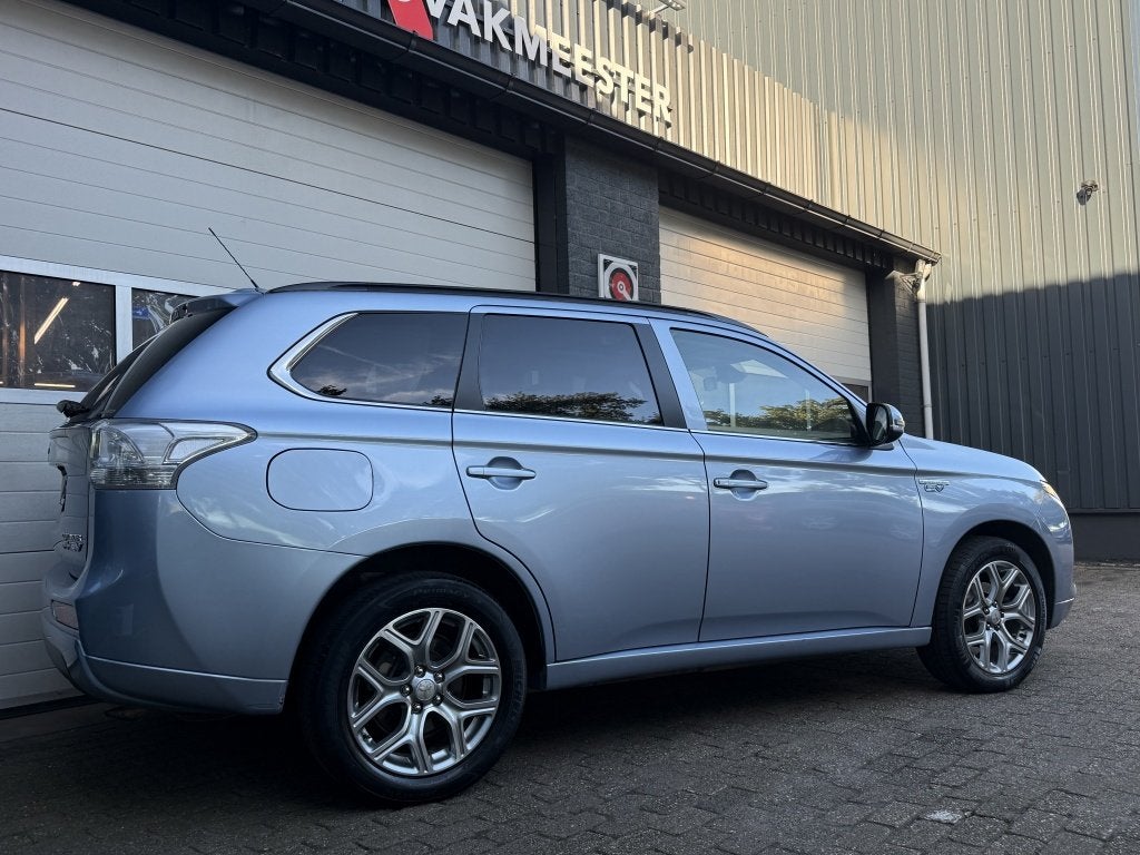 Mitsubishi Outlander 2.0 PHEV Instyle+ (bj 2013, automaat), 4 cilinders, Blauw, Hybride Elektrisch/Benzine, SUV of Terreinwagen