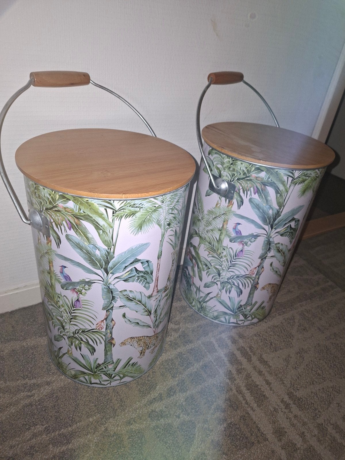 Metalen opbergtonnen met tropische print en houten deksel, Meerkleurig, Overige stijlen, Ophalen of Verzenden, Zo goed als nieuw