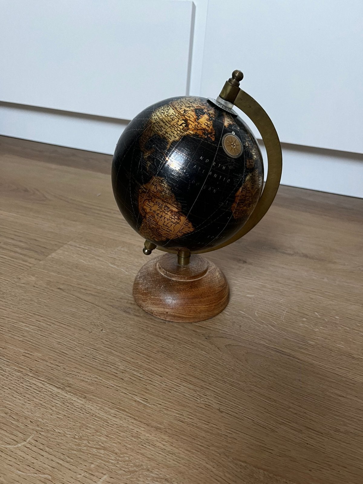 Wereldbol op houten voet, Ophalen, Zo goed als nieuw