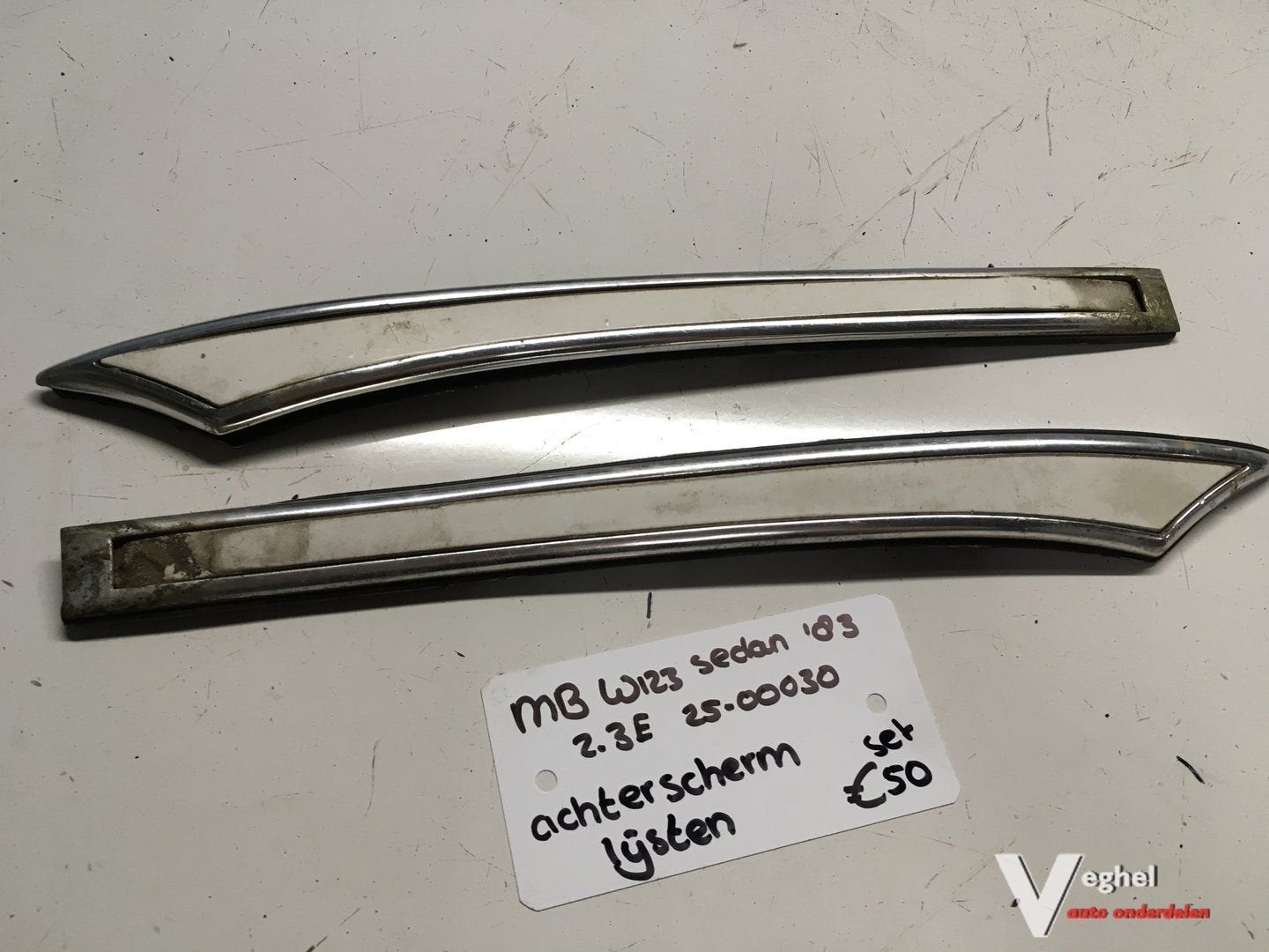 Mercedes W123 Sedan 2.3 1983 Wagennr 2500030   Sierlijst ach, Gebruikt, -, -, Ophalen of Verzenden