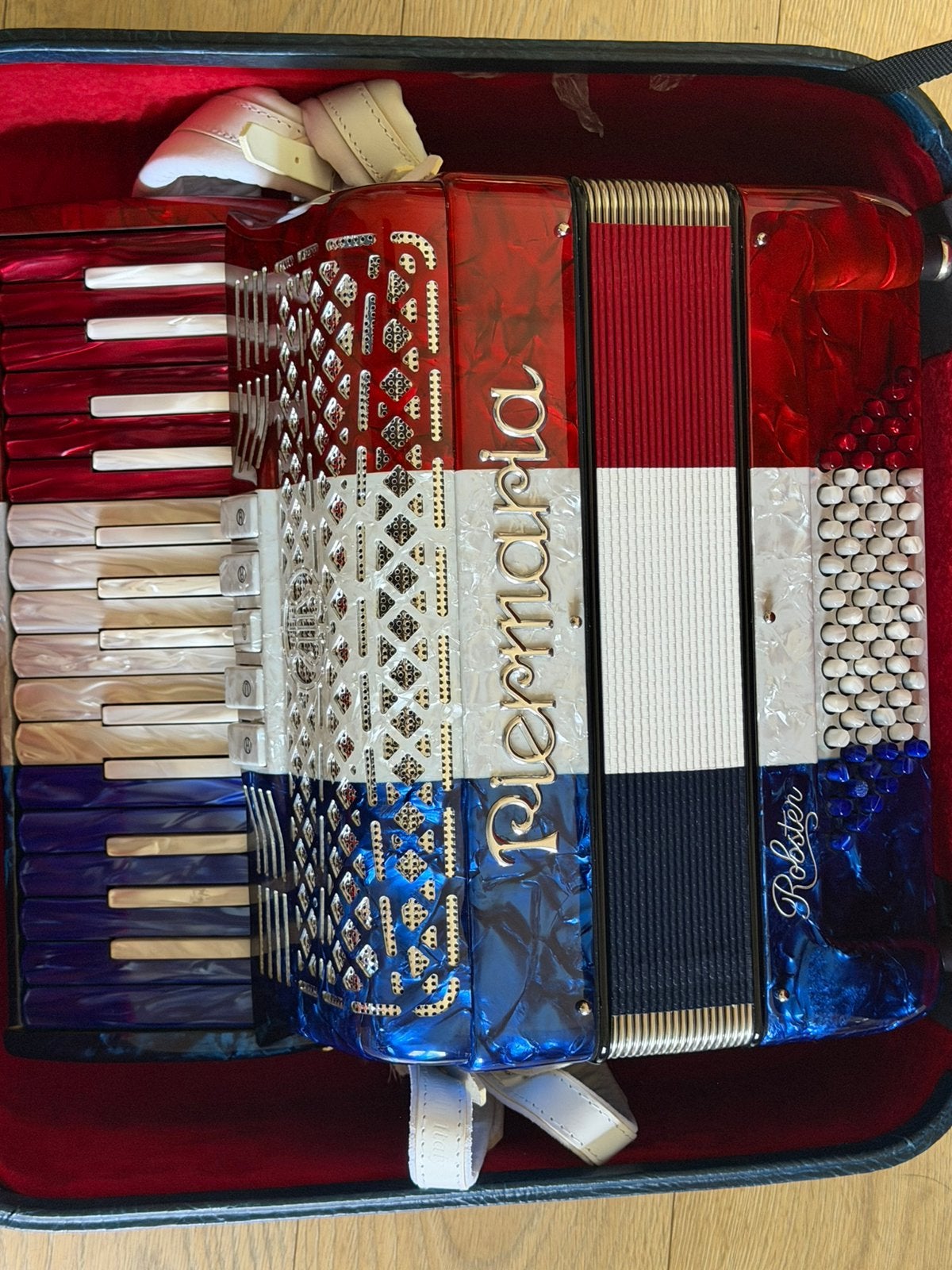 Nieuwe Piermaria accordeon unieke rood-wit-blauwe uitvoering, Muziek en Instrumenten, 72-bas, Met koffer, Toetsaccordeon, Zo goed als nieuw