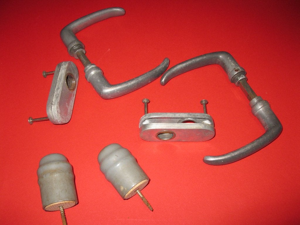 2 Stel oude metalen deurkrukken en 2 deurstoppers., Doe-het-zelf en Verbouw, Hang- en Sluitwerk, Ophalen of Verzenden, Gebruikt