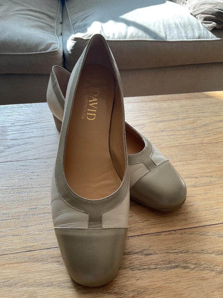 Prachtige pumps, DAVID, leer, nieuw staat,39, Kleding | Dames, Schoenen, Pumps, Beige, Ophalen of Verzenden, Zo goed als nieuw