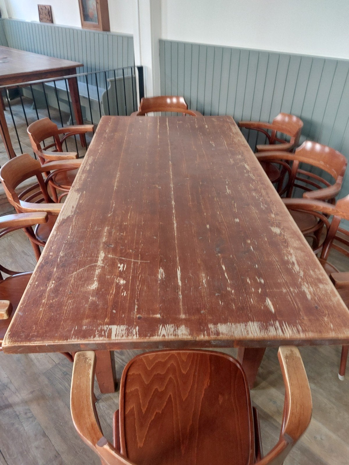 Twee tafels, stamtafels kroeg, Ophalen