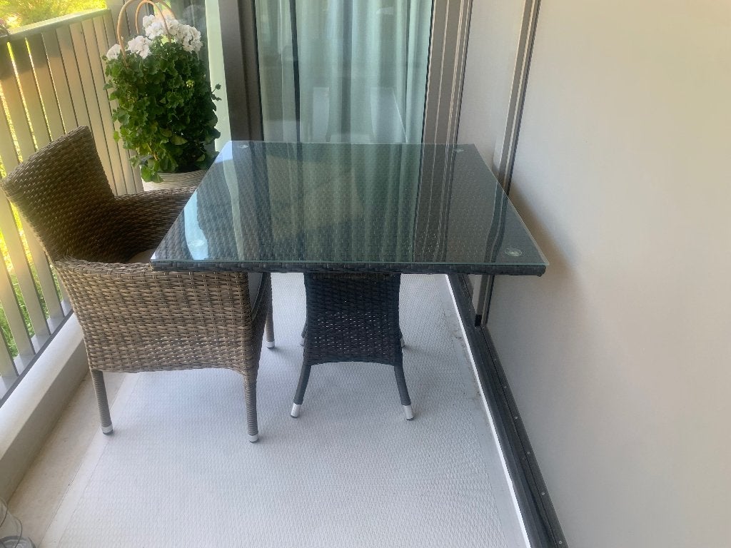 Tafel  90x90 cm. 4 stoelen met kussen, onbeschadigd!, Ophalen, Zo goed als nieuw, Vierkant, Kunststof