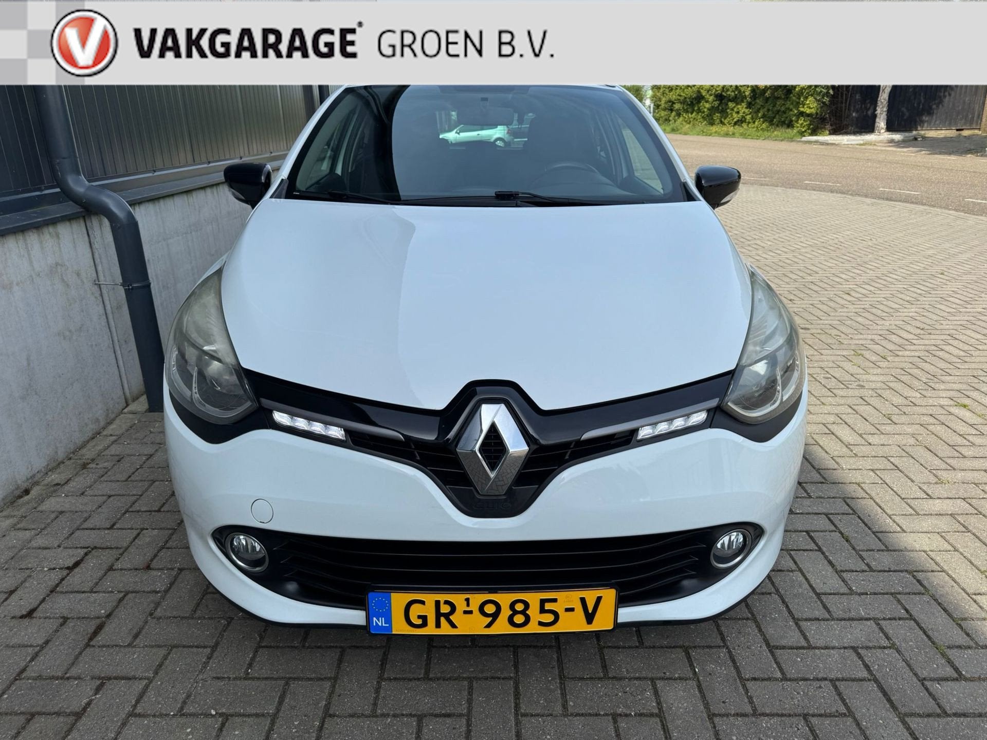 Renault Clio Estate 0.9 TCe Night&Day (90pk) Navi / Cruise /, Voorwielaandrijving, Stof, Zwart, Wit