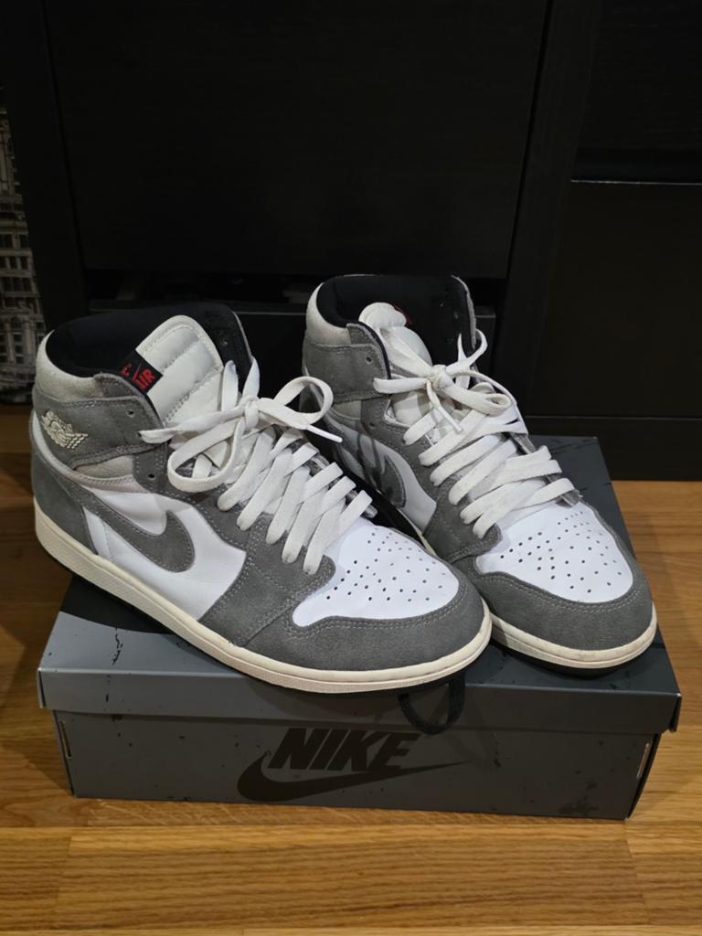 Air Jordan 1 Retro High OG Light Smoke Grey - Maat 43, Kleding | Heren, Schoenen, Overige kleuren, Nike, Ophalen of Verzenden