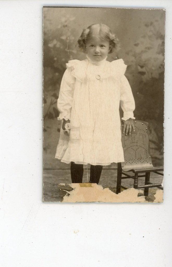 G35; Foto meisje op Karton 6 x 9 cm, Gebruikt, Verzenden, Foto, Voor 1940