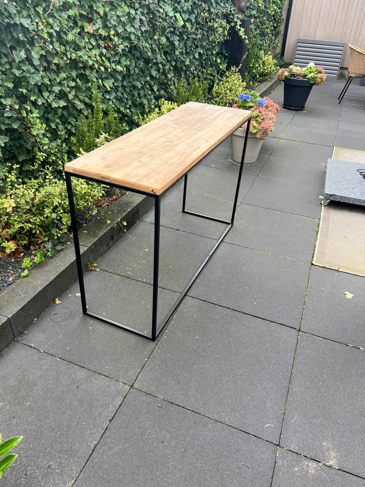 Houten sidetable met metalen onderstel, Huis en Inrichting, Ophalen, Gebruikt, 100 tot 150 cm, Grenenhout