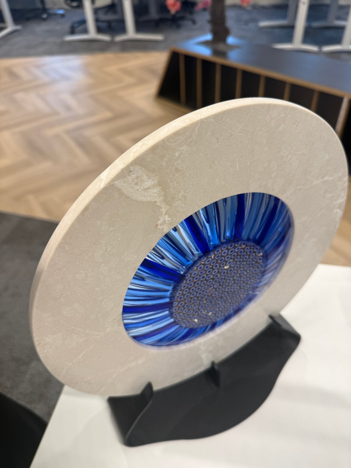 Uniek decoratief object: Marmeren schijf met blauw glas, Blauw, Ophalen of Verzenden, Zo goed als nieuw, Modern