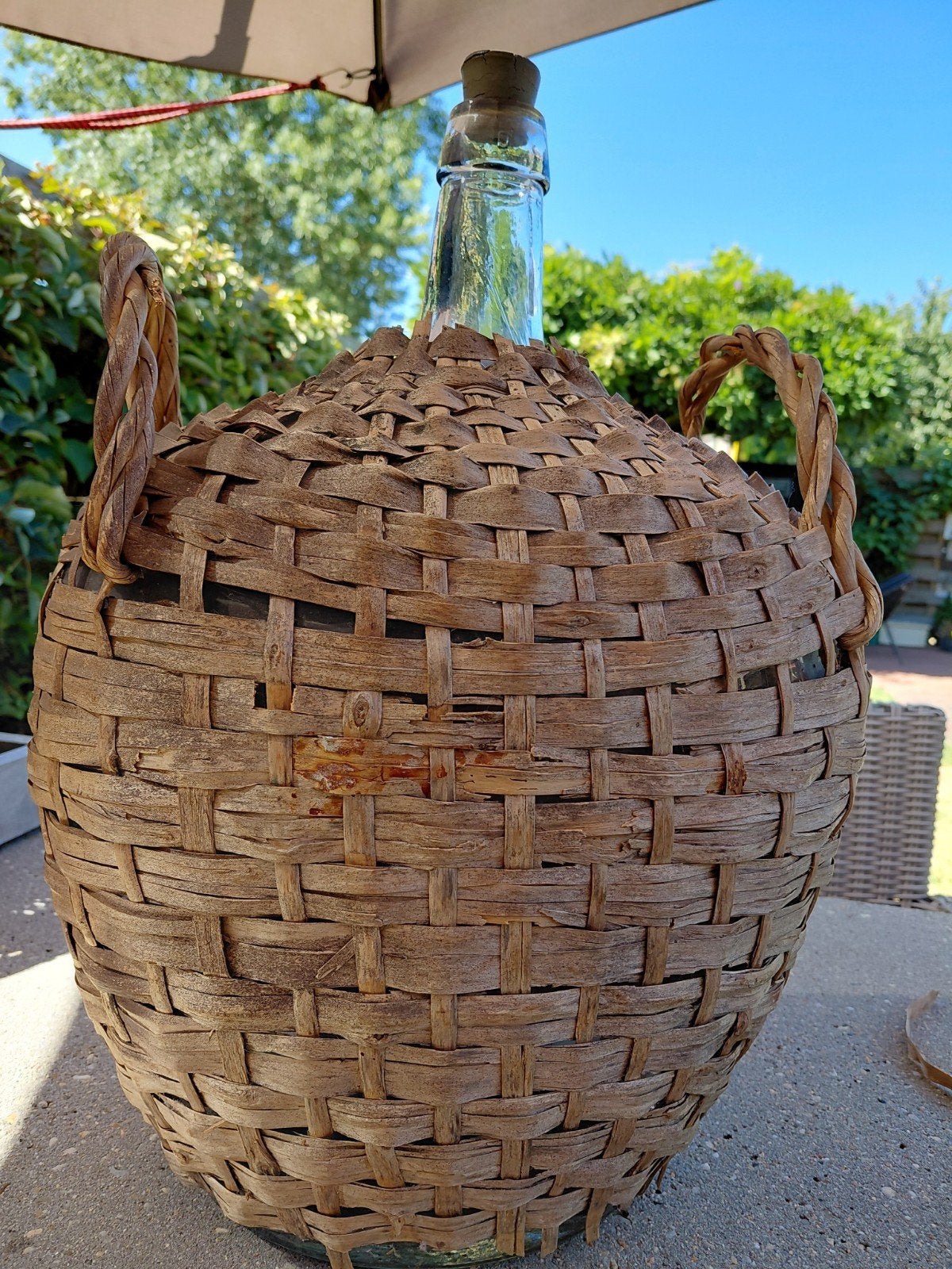 Vintage wijnfles met rieten mand - 50 cm hoog, Ophalen of Verzenden