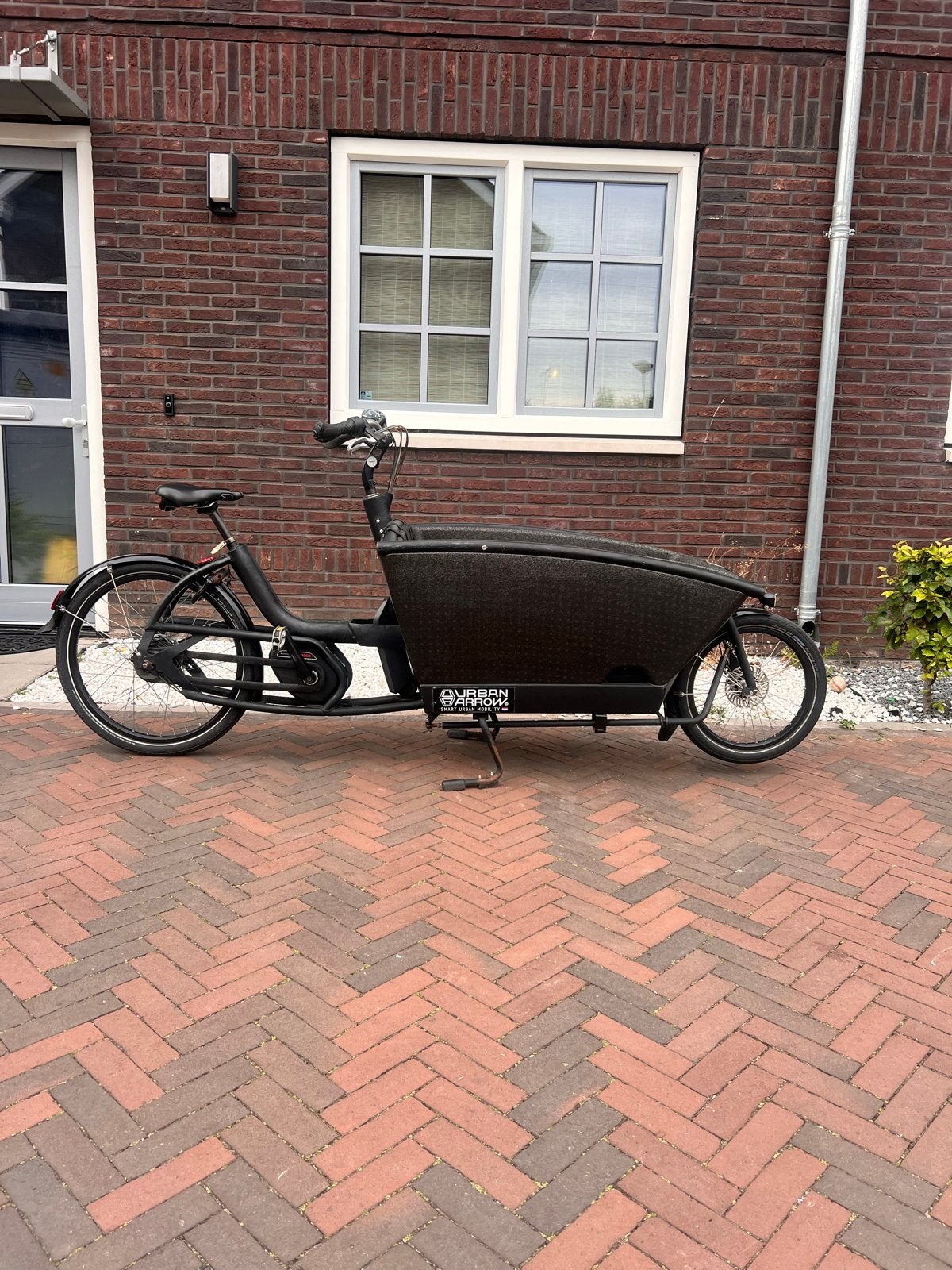 Urban Arrow bakfiets met 2 bankjes en gordels, Gebruikt, 3 kinderen, Elektrisch, Schijfrem