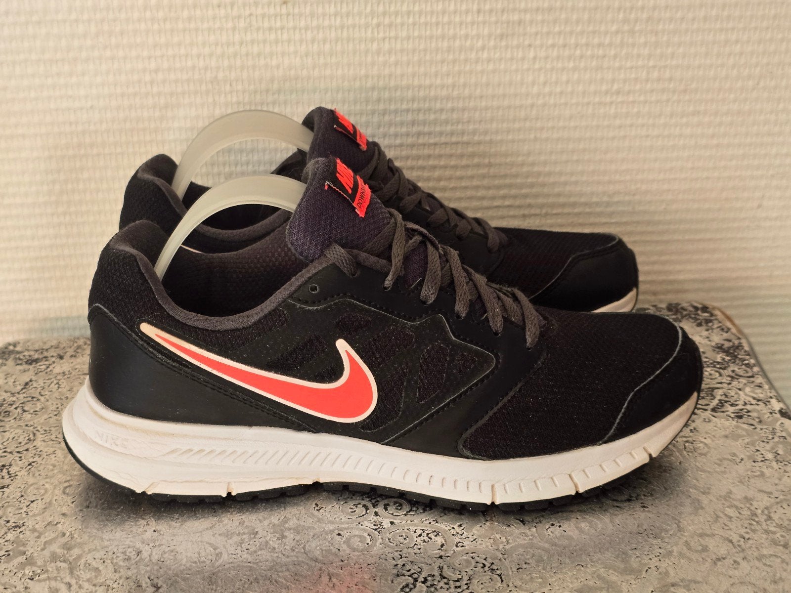 Nike Downshifter 6 hardloopschoenen - Zwart/Rood Maat 42, Zwart, Nike, Ophalen of Verzenden, Sneakers of Gympen