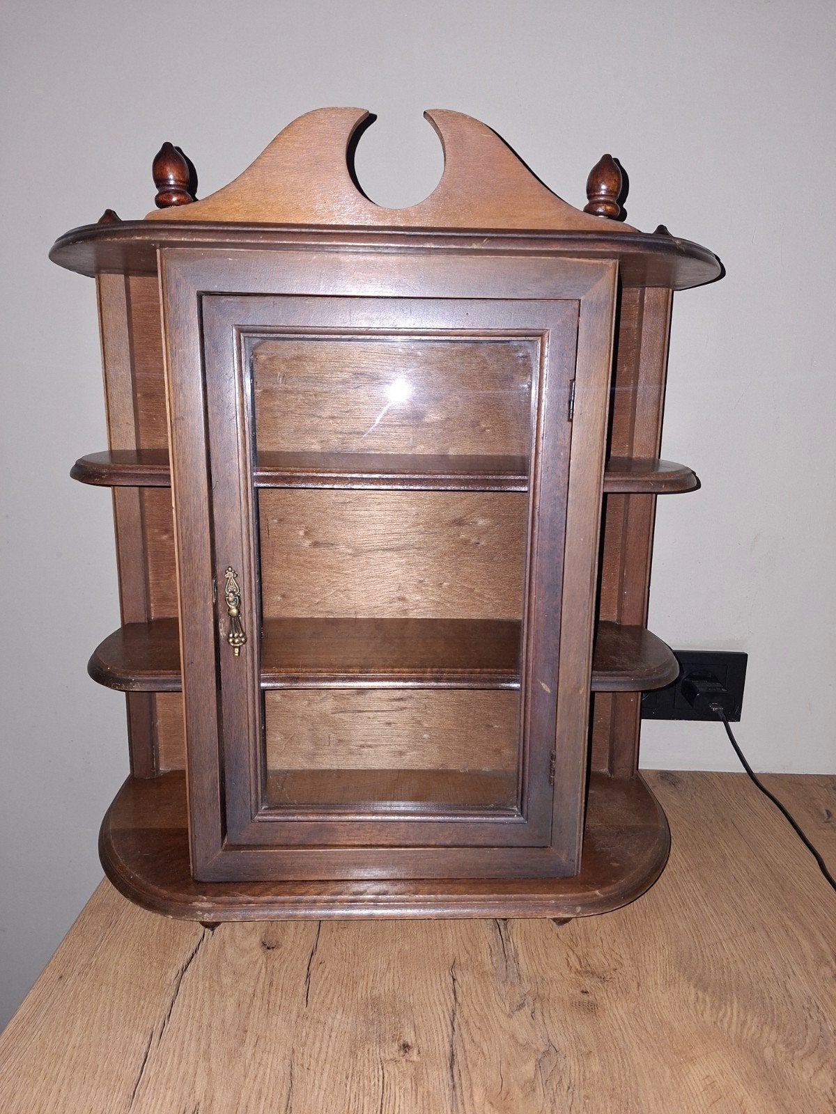 Antieke houten wandvitrinekast met glazen deur, Ophalen