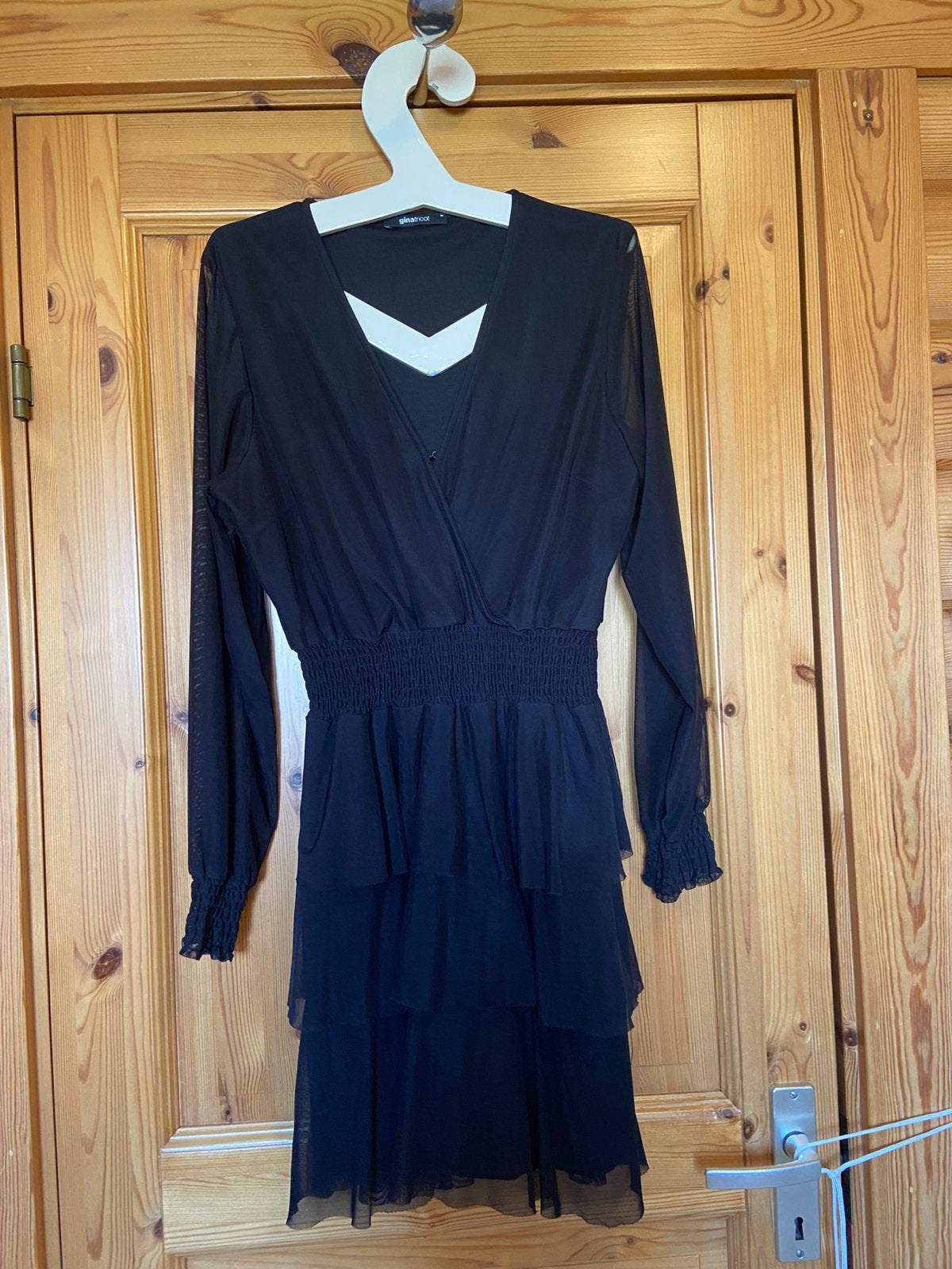 Jurk zwart Gina Tricot M stretch stroken rok, Ophalen of Verzenden, Zo goed als nieuw, Zwart, Onder de knie