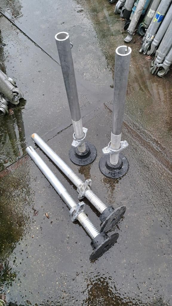 Te koop 4 stelpoten voor rolsteigers, Doe-het-zelf en Verbouw, Steigers, Altrex, Ophalen of Verzenden, Rolsteiger of Kamersteiger