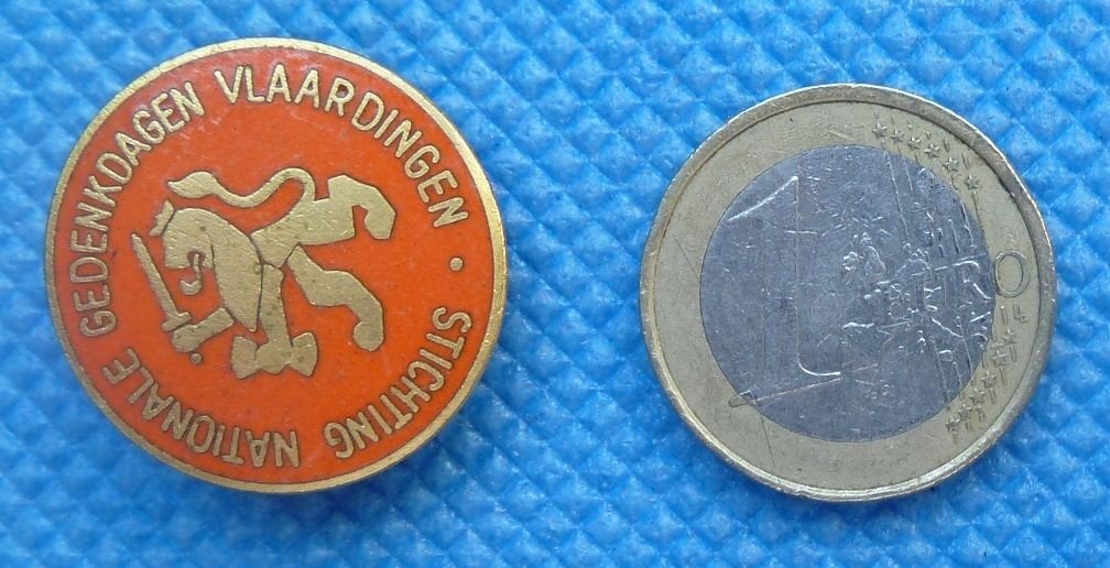 speldje / broche ST. NATIONALE GEDENKDAGEN VLAARDINGEN, Ophalen of Verzenden, Zo goed als nieuw, Stad of Land, Speldje of Pin