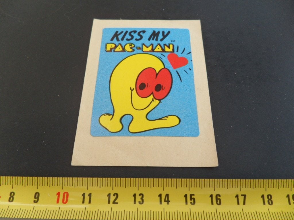 sticker strip kiss my pac-man, Ophalen of Verzenden, Zo goed als nieuw