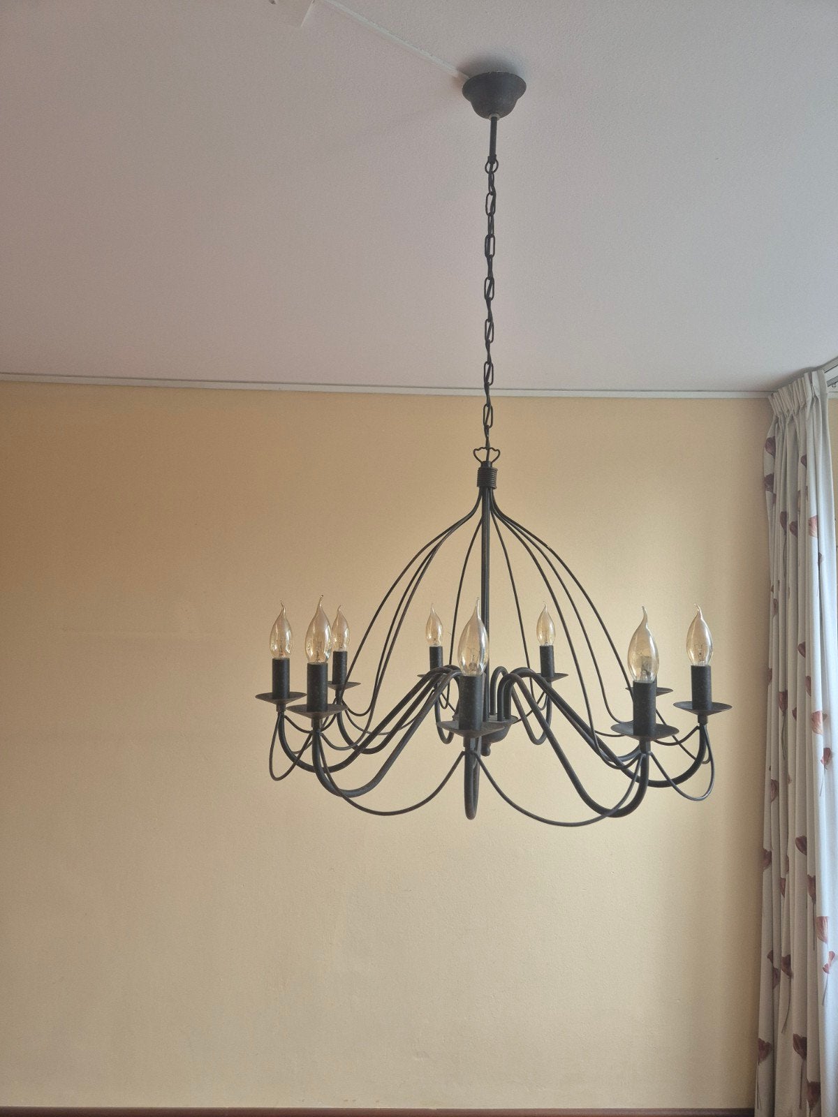 Antieke Zwarte Kroonluchter met 8 Lichtpunten, Huis en Inrichting, Lampen | Kroonluchters, Gebruikt, Klassiek, Antiek, E14 (klein)
