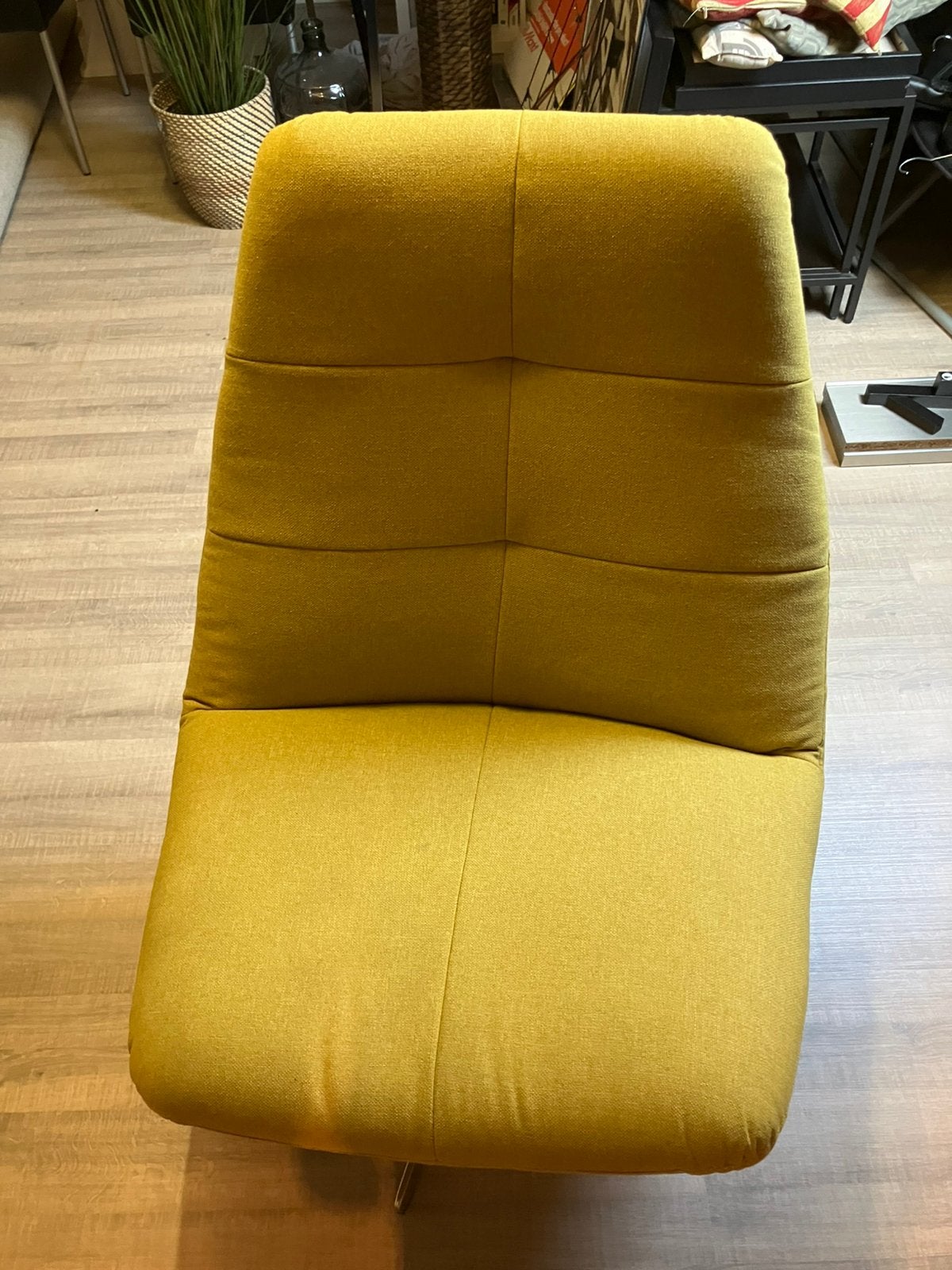 Fauteuil geel met metalen voet, draaibaar, Huis en Inrichting, Fauteuils, Ophalen, Minder dan 75 cm, Zo goed als nieuw, Stof