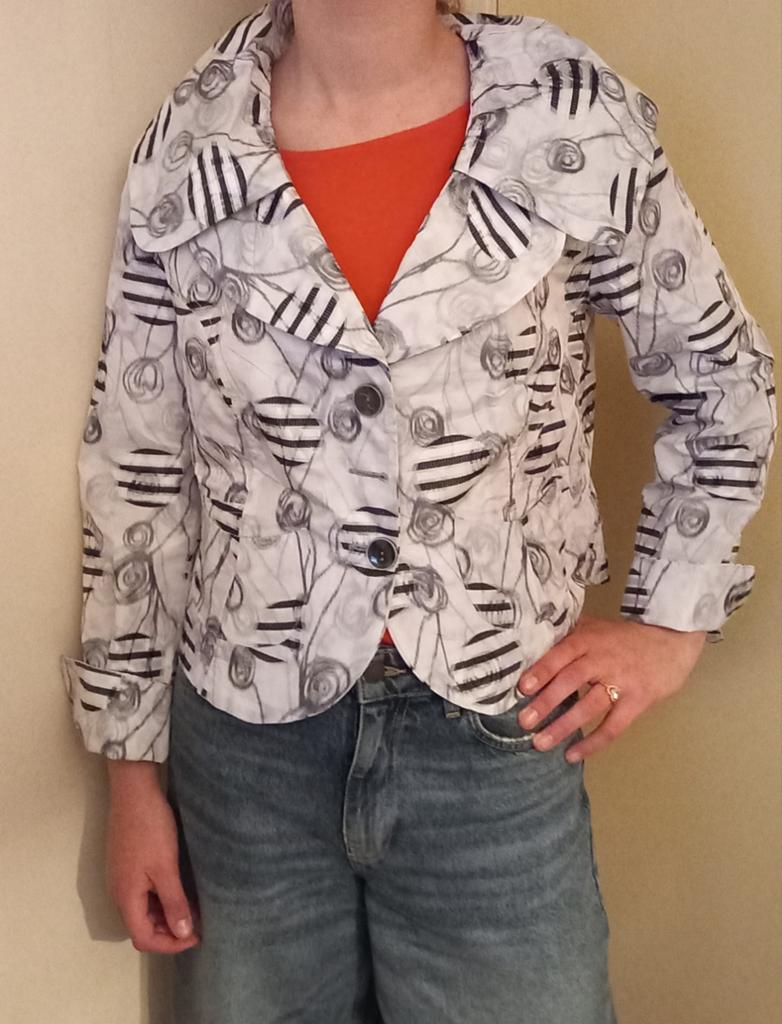 Stijlvol Zwart-Wit Jasje met Abstract Patroon, Kleding | Dames, Jasjes, Kostuums en Pakken, Wit, Maat 42/44 (L), Ophalen of Verzenden