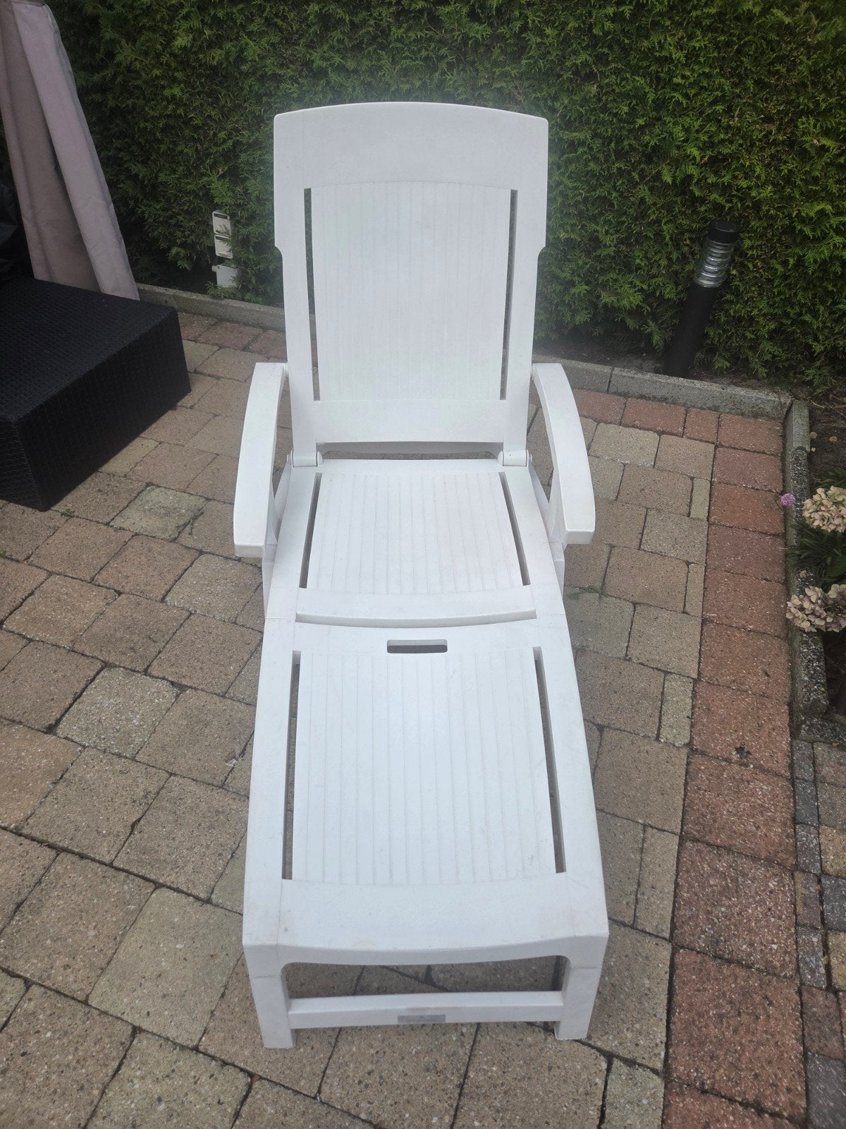 Witte kunststof ligstoel/zonnebed met wieltjes, Tuin en Terras, Ophalen, Gebruikt