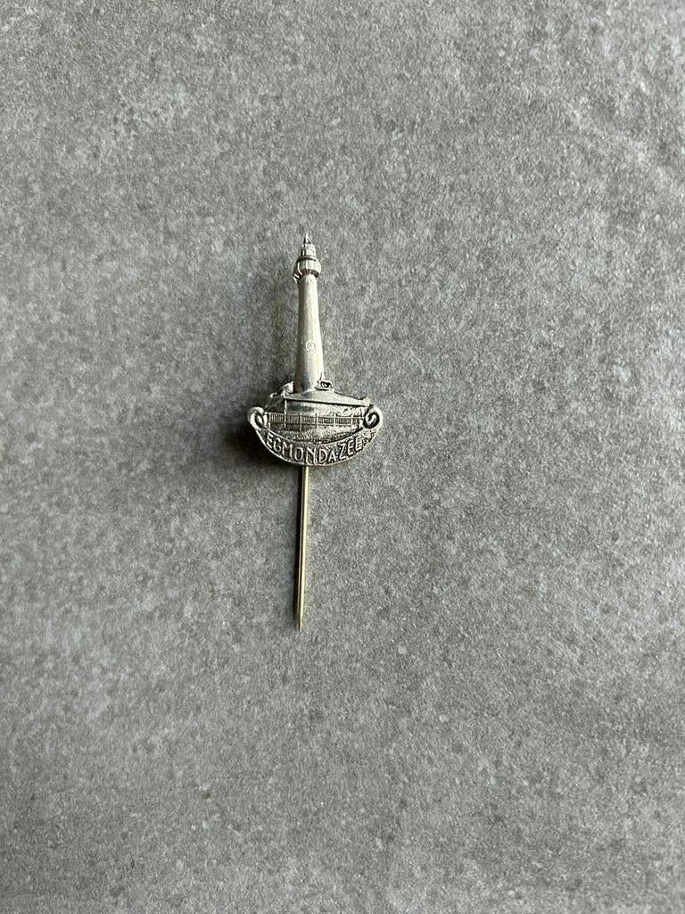 Egmond aan Zee vuurtoren speldje, Verzamelen, Speldjes, Pins en Buttons, Ophalen of Verzenden, Zo goed als nieuw, Sport