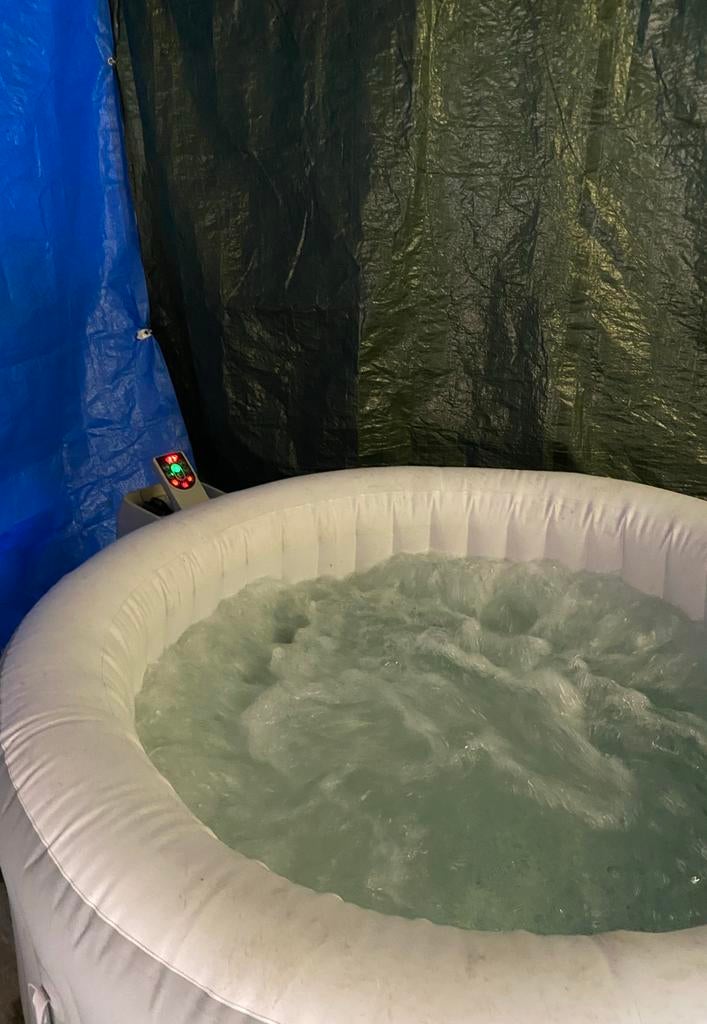 Opblaasbare jacuzzi bestway, Ophalen, Zo goed als nieuw, Afdekzeil, Opblaasbaar