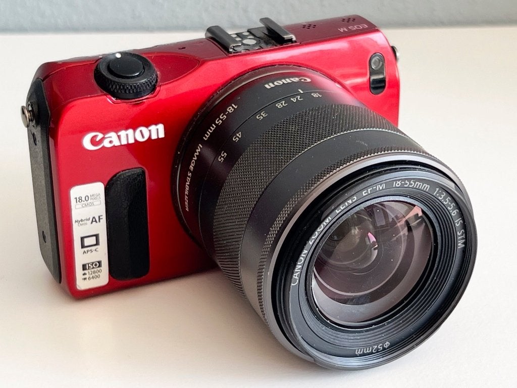 Leuke rode vintage Canon EOS M camera met lens en adapter, Canon, 18 megapixels, Ophalen of Verzenden, Zo goed als nieuw