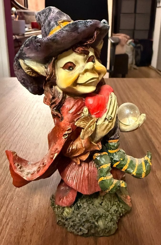 Vintage Pixies Heks met Glazen Bol Beeldje, 15cm, Verzamelen, Ophalen of Verzenden, Zo goed als nieuw, Fantasy