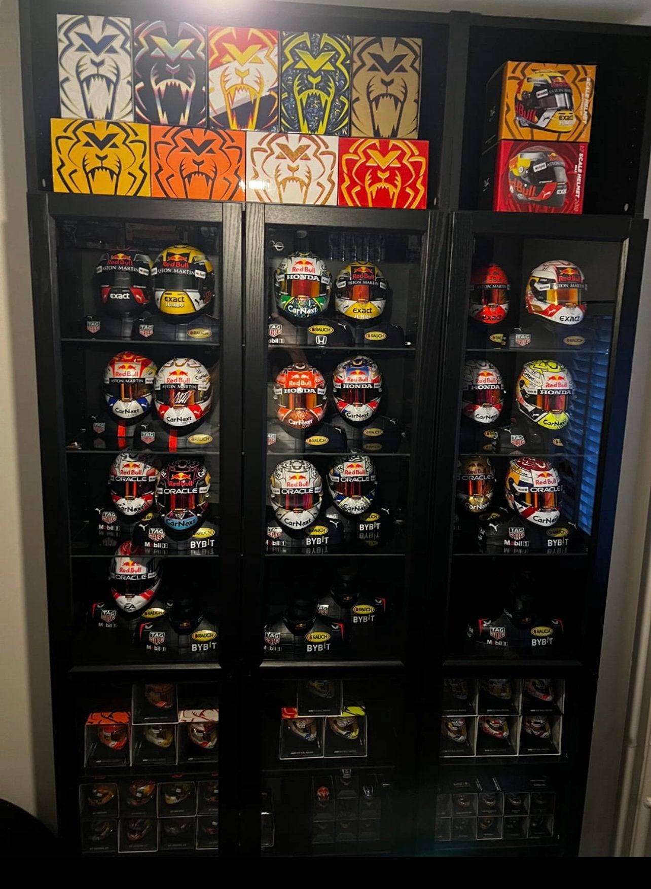 Max Verstappen 1:2 Helmen t/m 2024 (31 stuks) incl. bustes, Euro, Ophalen of Verzenden, Zo goed als nieuw