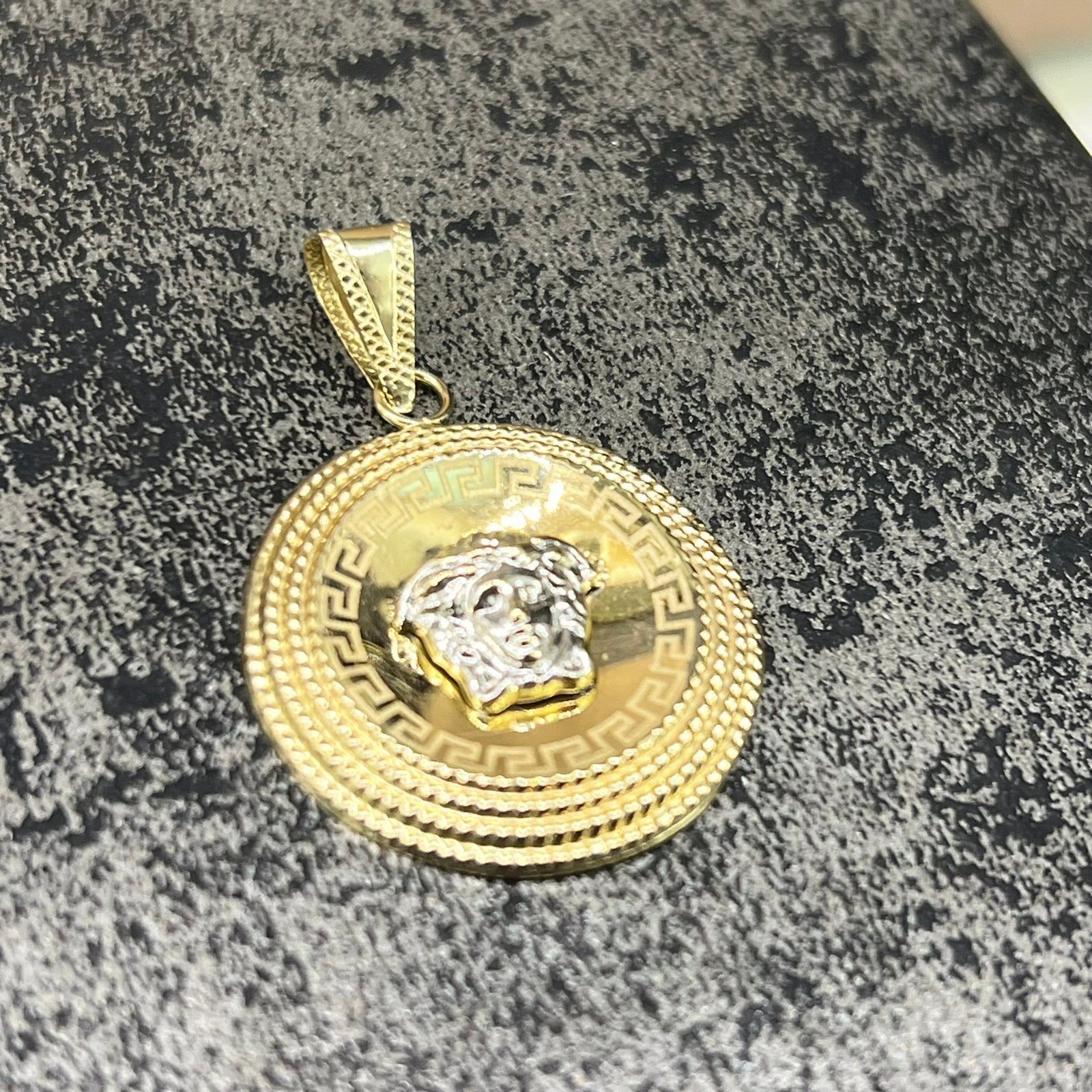 14 karaat gouden hanger versace model, Sieraden, Tassen en Uiterlijk, Kettinghangers, Ophalen of Verzenden, Zo goed als nieuw