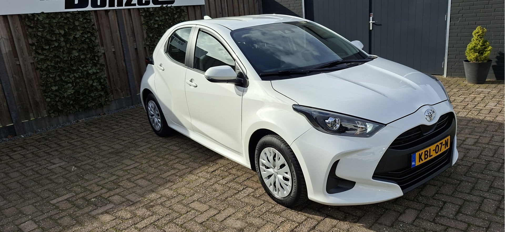 Toyota Yaris 1.0 VVT-i Active Appel-carplay - dealer onderho, Auto's, Voorwielaandrijving, Stof, 517 kg, Wit