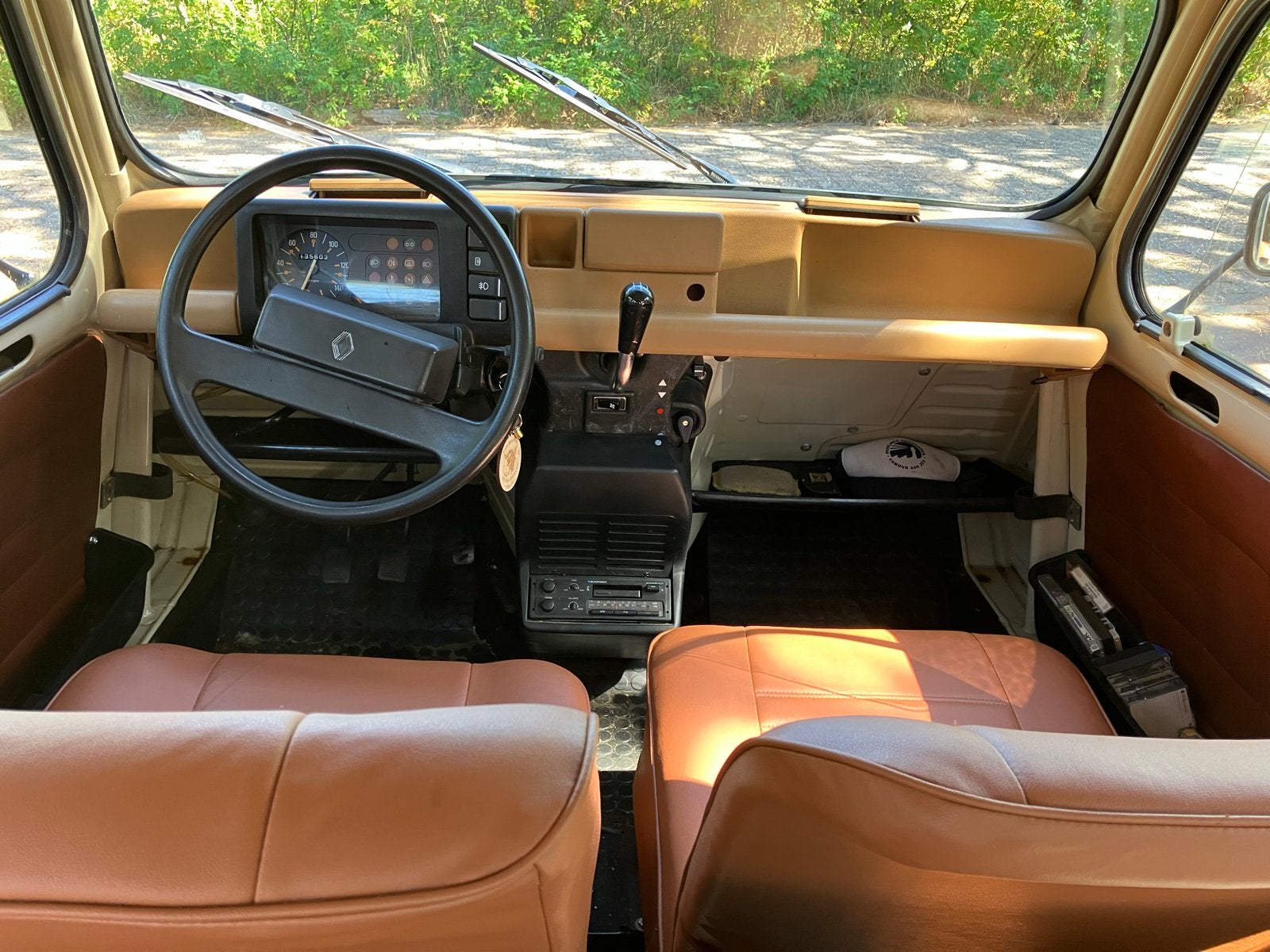 Renault F4 Fourgonette uit 1984 in de kleur beige, Voorwielaandrijving, Euro 5, 4 cilinders, Renault