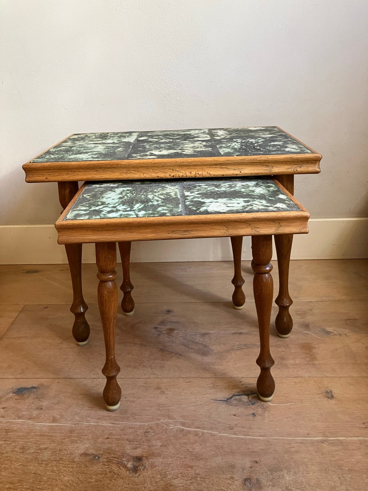 Vintage bijzettafeltjes met tegels groen/grijs, Ophalen, Minder dan 55 cm, Gebruikt, Brutalist, vintage