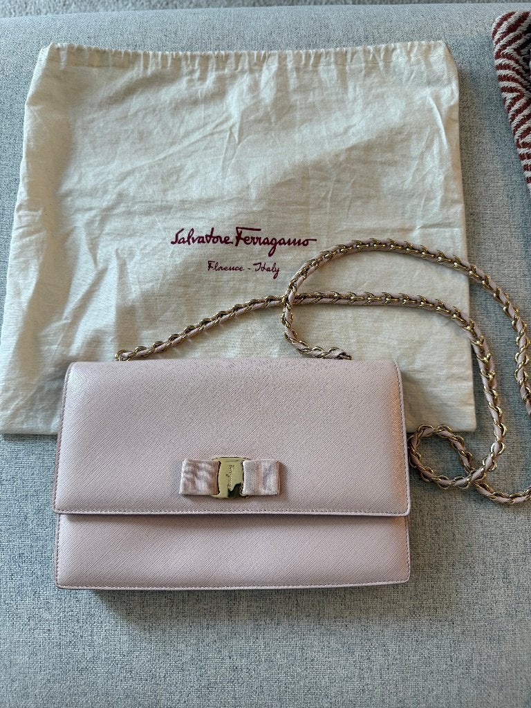 Salvatore Ferragamo Ginny Vara Bow Calfskin Chain Flap Bag, Sieraden, Tassen en Uiterlijk, Ophalen of Verzenden, Gebruikt, Roze