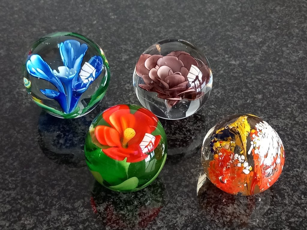 Prachtig glazen Presse Papier / Paper Weight 4 stuks Vintage, Meerkleurig, Overige stijlen, Ophalen of Verzenden, Zo goed als nieuw