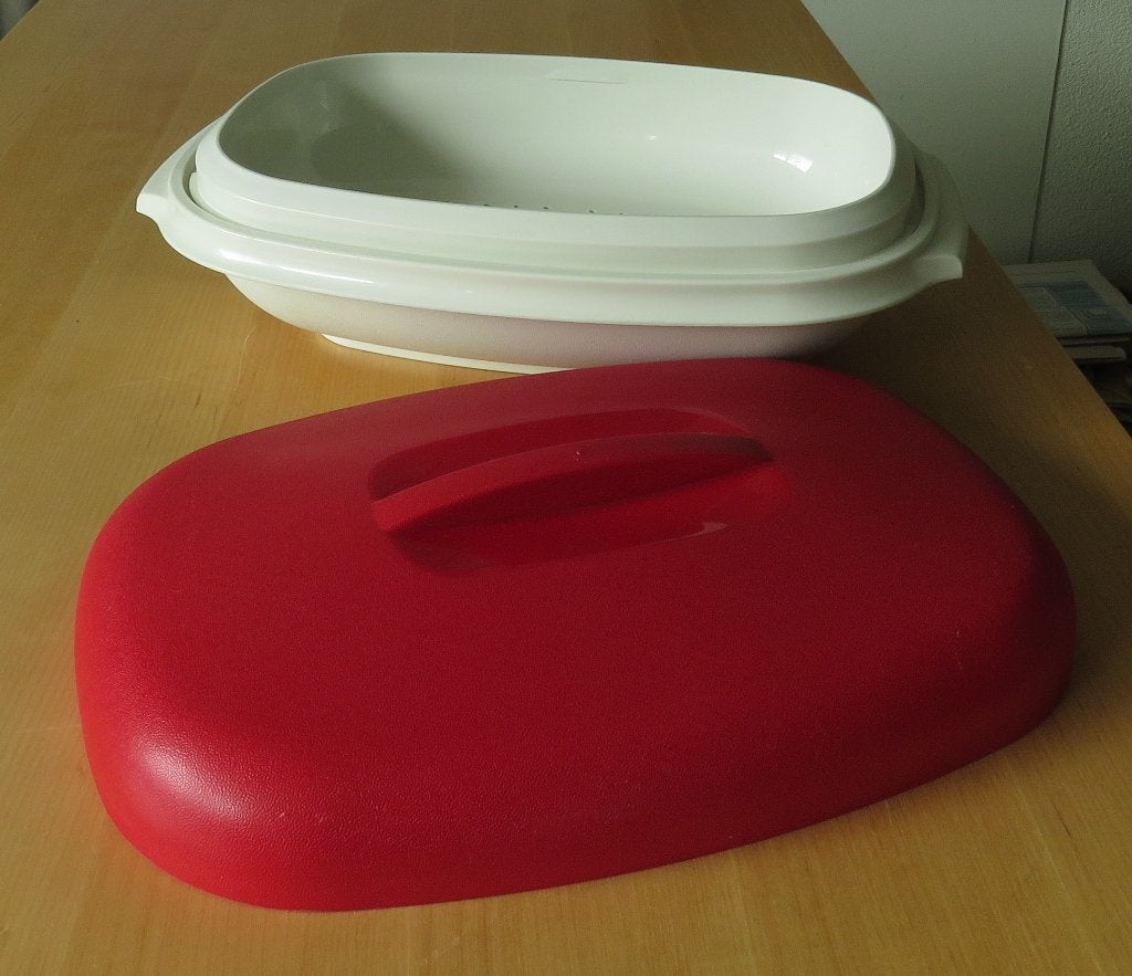 Tupperware Schaal met Vergiet en Deksel - Retro, Huis en Inrichting, Keuken | Tupperware, Zo goed als nieuw, Schaal, Rood, Ophalen