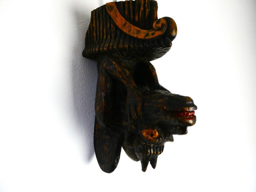 Een houtgesneden console met een vleermuis wandtafel, Antiek en Kunst, Houtsnijwerk, Minder dan 20 cm, Handgemaakt, Ophalen of Verzenden