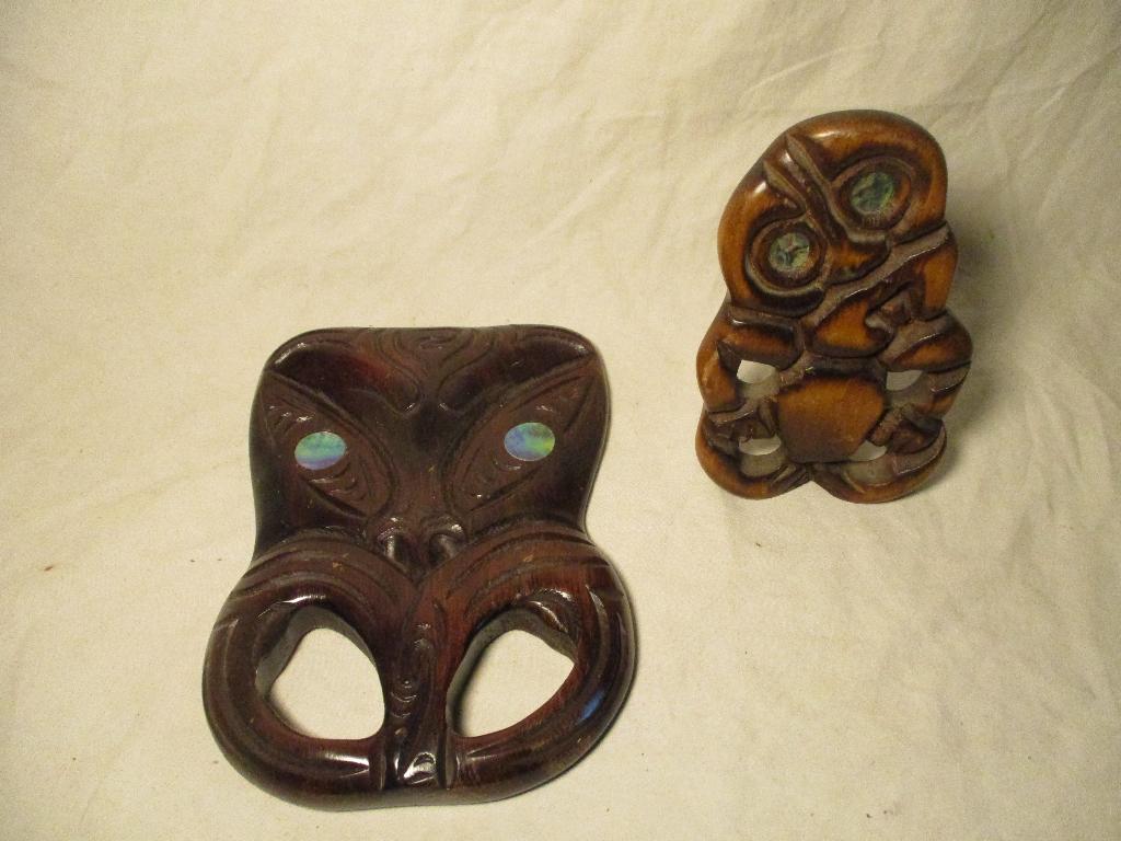 1x masker en beeldje Maori kunst Hepa Gibbons, Antiek en Kunst, Ophalen of Verzenden