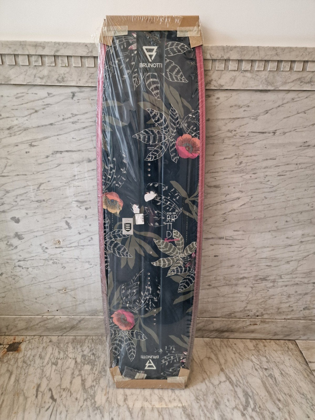 Brunotti Riptide Tropic Kiteboard 133cm NIEUW!!!, Watersport en Boten, Ophalen, Twintip, Kiteboard, Nieuw