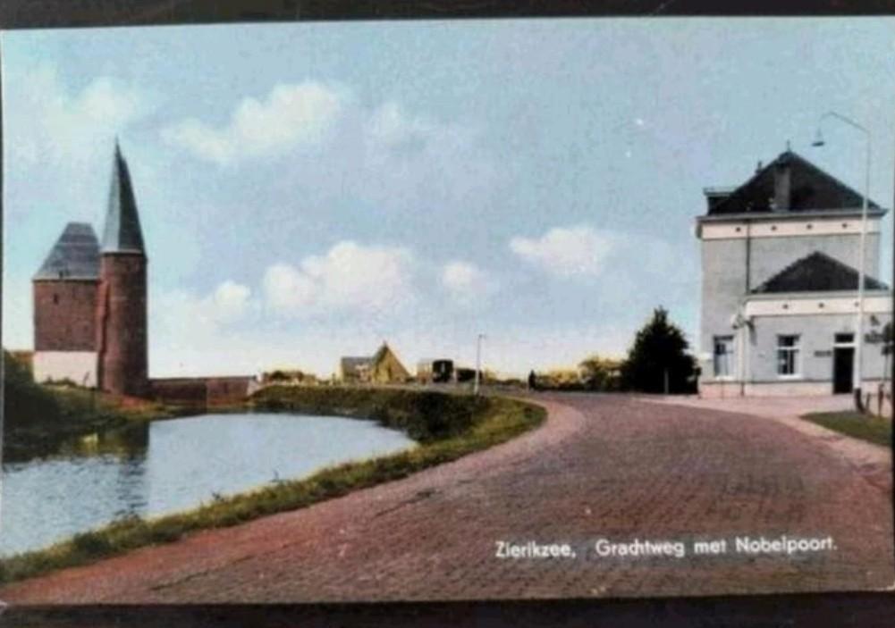 Zierikzee - Grachtweg met Nobelpoort (kleur), Ophalen of Verzenden, 1940 tot 1960, Ongelopen, Zeeland